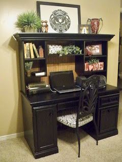 You Craft Me Up!: Power of Spray Paint Kids Corner Desk, Diy Desk Makeover, Plain Desk, Corner Desk With Hutch, Black Desk Office, Desk Makeover Diy, Office Desk With Hutch, Black Home Office, Hutch Makeover