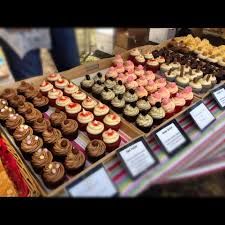 Cupcake Booth Display, Cupcake Stall Display Ideas, Stall Display Ideas, Bakery Merchandising, Camp Carnival, Bake Sale Displays, Bakery Displays, Cupcake Store, Cupcake Table