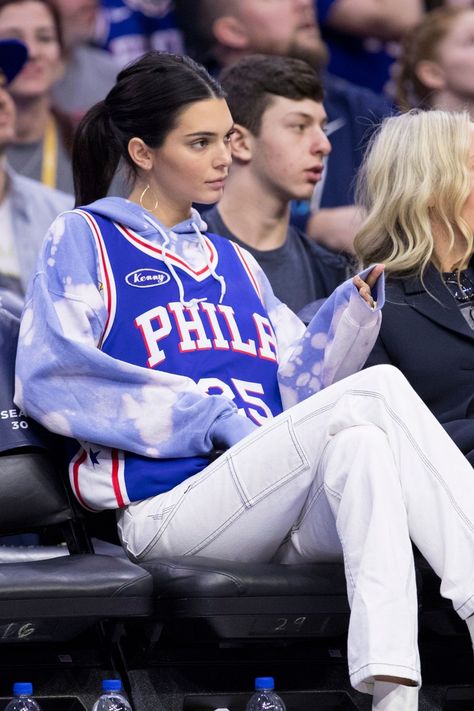 Kendall Jenner and Rihanna Wore Tie-Dye In Completely Different Ways | Teen Vogue Jersey Over Hoodie Outfit, Jersey Over Hoodie, Superbowl Party Outfit, Sports Jersey Outfit, Basketball Jersey Outfit, Basketball Game Outfit, Super Bowl Outfit, Nba Outfit, Kendall Style