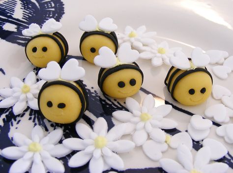 marzipan bees with flowers Almond Marzipan, Lauren Grace, Marzipan Recipe, Marzipan Fruit, Almond Snack, Chocolate Biscuit Cake, Baking A Cake, Goan Recipes, Mommy To Bee