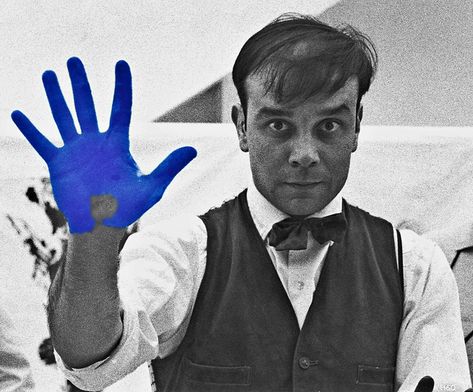 #Un artiste qui n'a pas peur de faire vivre la couleur ! International Klein Blue, Jean Tinguely, Yves Klein Blue, Anthony Van Dyck, Yves Klein, Dan Brown, Ansel Adams, Blue Painting, European Art