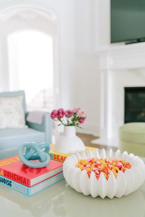 Preppy College Apartment Bathroom, Living Room Designs College House, Apartment Living Room Colors, Clean Colorful Living Room, Vibrant Apartment Decor, Preppy Apartment Decor Living Room, Apartment Room Ideas Aesthetic, Preppy House Decor, Preppy Table Decor