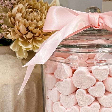 Ashley Savage | Home Decor on Instagram: "💕Valentine’s Day Kitchen Display💕 Nothing cuter than these heart-shaped marshmallows lined up around a glass jar. Top it with a bow and display it on your kitchen counter or add it to your kitchen island centerpiece. I used two bags of marshmallows, but you could do 1 if you didn’t put any marshmallows in the middle of the jar. I will share the details on where I got my heart-shaped marshmallows and my glass jar with yall in stories and LTK. • • • #vday #loveday #valentine #valentines #papercraft #allthehearteyes #diyvalentines #diycraft #diycrafts #hearts #bowtrend #vdayinspo #valentinesinspo #valentinecrafts #valentinescrafting #valentineskitchen #vdaydecor #valentinesdaydecor" Cookie Jar Decor, Candy Jar Decor, Shaped Marshmallows, Island Centerpiece, Kitchen Island Centerpiece, Vday Decor, Clear Cookies, Clear Vase, Kitchen Display