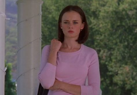 Rory Gilmore's Hair Evolution On 'Gilmore Girls' Was So Much More Than Just A Series Of Haircuts Alexis Bledel Short Hair, Rory Gilmore Bangs, Rory Motivation, Gilmore Fashion, Rory Gilmore Hair, Honorary Gilmore Girl, Gilmore Girls Fashion, Gilmore Girls Outfits, Hair Evolution