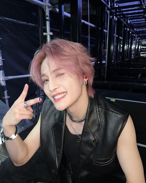 Nct Yangyang, Yangyang Wayv, Nct Taeyong, Yang Yang, No Words, K Idols, Pop Group, Instagram Update, Pink Hair