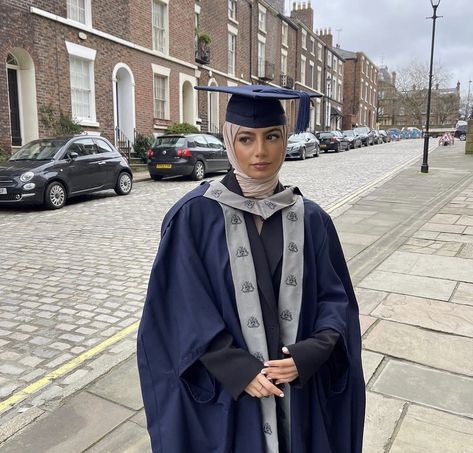 Graduation Robe Design, Hijabi Graduation Outfits, University Graduation Outfit, Graduation Ceremony Outfit, Pose Wisuda, Modest Winter Outfits, Graduation Look, Grad Outfits, Modele Hijab