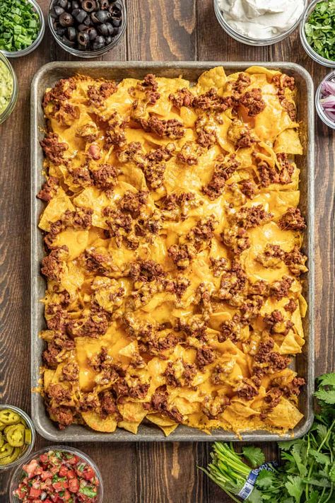 Ultimate Nacho Recipe Ground Beef Nachos, Best Nacho Recipe, Ultimate Nachos, Nachos Loaded, Nachos Cheese Recipe, Nachos Recipe Beef, Nacho Recipe, Baked Nachos, Easy Nachos