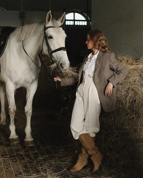 Horse Stable Photoshoot, Horse Fashion Editorial, Horse Editorial, Horses Photoshoot, Ranch Photoshoot, Photoshoot With Horse, Horse Event, Equestrian Photoshoot, Horse Photoshoot Ideas