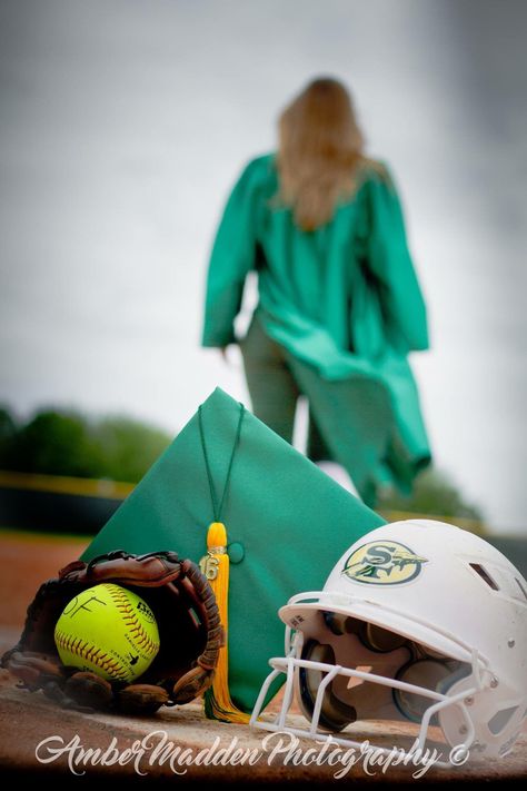 Senior Picture Ideas Softball, Senior Pictures Group, Pitcher Softball, Catcher Softball, Softball Pictures Poses, Softball Picture, Baseball Senior Pictures, Softball Photography, Softball Field