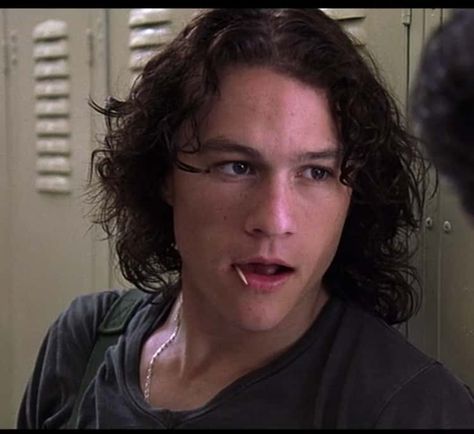 Heath Ledger Dark Hair, Heath Ledger 90s, Young Heath Ledger, Heath Ledger Wallpaper, Patrick Verona, 90s Actors, 10 Things I Hate About You, 90s Men, I Love Cinema