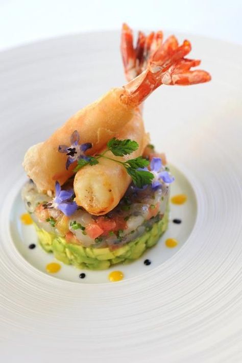 Sur un lit d’avocat, duo de grosses crevettes de la presqu’île en tartare et en croustillant aux effluves de combava Le Duo, Fancy Food, Weird Food, Company Meals, Ceviche, International Recipes, Tahiti, Dressage, Seafood Recipes