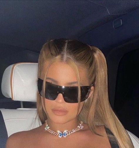 kylie jenner in black sunglasses Black Glasses Outfit, Kylie Jenner In Black, Kylie Jenner Sunglasses, Flow 2000, Outfit Nero, Y2k Hairstyles, Sunglasses Outfit, Kylie Jenner Style, King Kylie