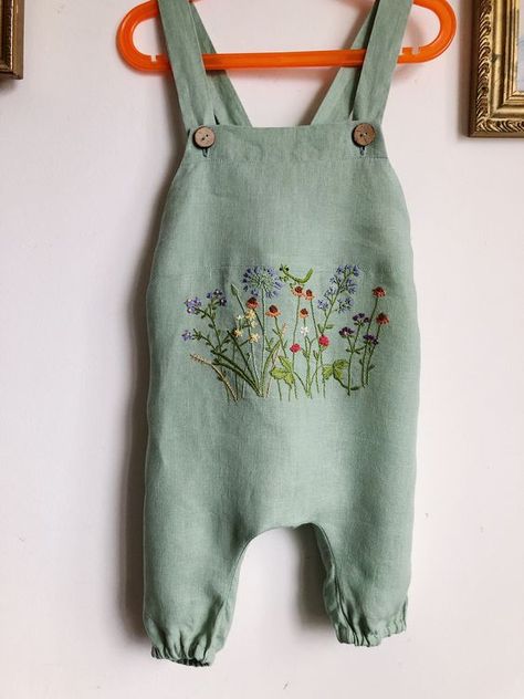 Baby overalls with embroidered wildflowers and a praying mantis. Baby Mode, Diy Bebe, Baby Bonnets, Childrens Dress, 자수 디자인, Diy Baby, Baby Outfits