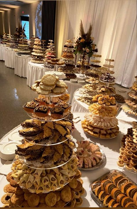 Round Dessert Table, Cookie Tables, Cookie Bar Wedding, Cookie Table Wedding, Cookie Buffet, Desert Bar, Cupcake Tier, Cookie Deserts, Sweet 16 Themes