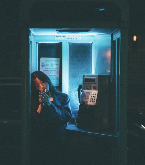 Night Photography Portrait, Night Street Photography, Narrative Photography, Night Portrait, Telephone Booth, Street Portrait, Photographie Inspo, Phone Booth, Photoshoot Concept