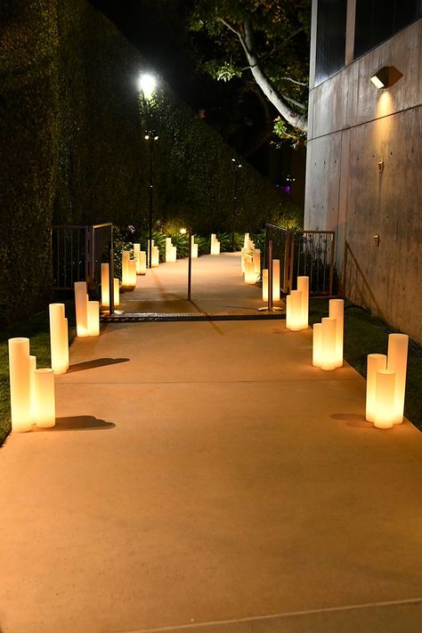 Night Event Decoration, Event Entrance Decoration, Pathway Lighting Wedding, Prom Walkway Ideas, Wedding Driveway Decor, Outdoor Gala Event, Fundraising Gala Decor, Gala Entrance Ideas, Event Entry Decor