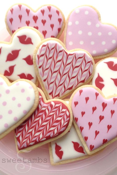 Valentine Cookies Decorated, Valentines Day Sugar Cookies, Cookies Cupcake, Valentine Sugar Cookies, Valentines Baking, Shaped Cookies, Ge Bort, Heart Shaped Cookies, Sugar Cookie Designs