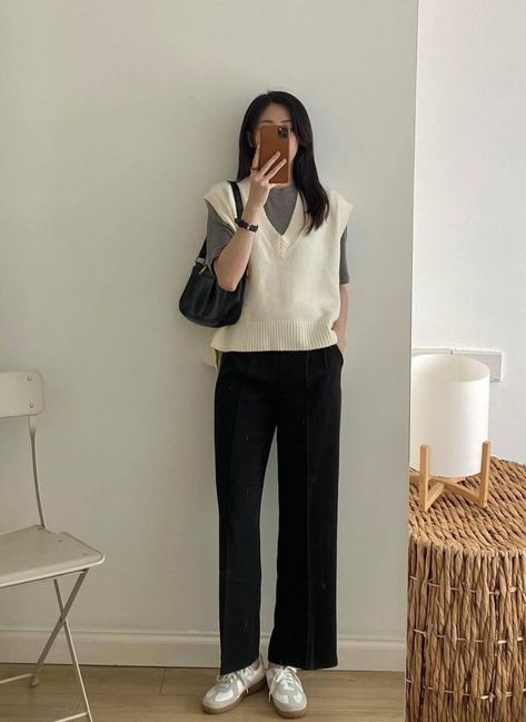 Work Outfits Women Asian, Business Casual Outfits Asian, Business Casual Outfits Korean, Business Casual Asian, Korean Work Outfit Business Casual, Asian Business Casual, Monochrome Outfit Casual, Korean Minimalist Outfit, Business Casual Korean