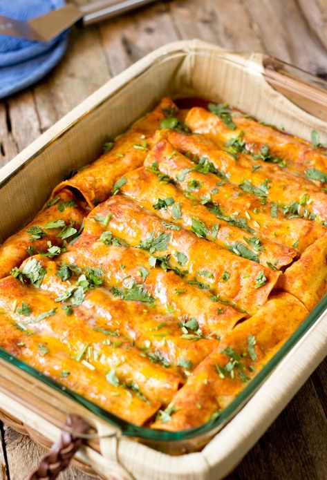 These vegan enchiladas are packed with complex flavors, plenty of nutrition and antioxidants from the black beans, tomatoes, and garlic, et al. Easy Roasted Cauliflower, Vegetarian Tacos Recipes, Vegetarian Quesadilla, Vegan Enchiladas, Black Bean Enchiladas, Vegetarian Tacos, Enchilada Recipes, Easy Vegetarian, Roasted Sweet Potatoes