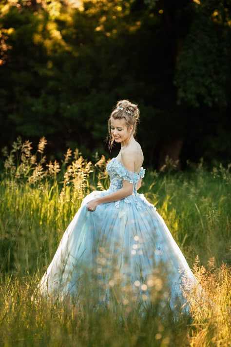 Prom Dress Senior Pictures Photo Ideas, Senior Pictures With Prom Dress, Ball Gown Picture Poses, Prom Dress Portraits, Grad Dress Picture Ideas, Prom Outdoor Photography, Outdoor Prom Picture Ideas, Debutant Photoshoot, Prom Dresses Poses Photo Ideas