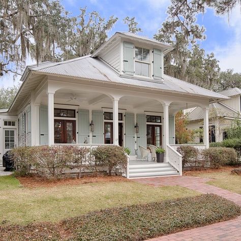 Small-Town Cottages We Would Love to Call Home House Plans Southern, Florida Cottage, Exterior Home Design, Southern Living House Plans, Palmetto Bluff, Bluffton Sc, Cottage Wedding, European Farmhouse, Storybook Cottage