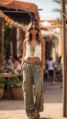 Cargo Pants Chic Outfit, Cargo Pants Outfit Street Style Women, Cargo Pants Outfit Street Style, Women's Cargo Pants, Creative Fashion Photography, Camo Jeans, Cargo Pants Outfit, Estilo Hippie, Homewear Fashion