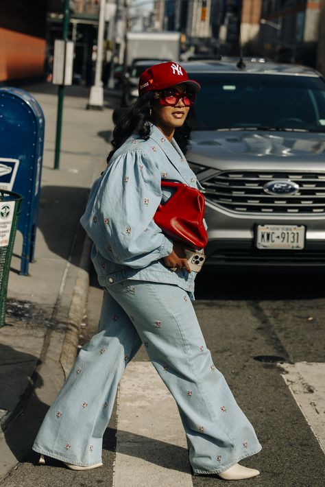 Street Style Shots: New York Fashion Week Day 4 Plus Size Fashion Week Street Style, Casual Relaxed Outfits Women, Teacher Street Style, Fall Fashion Week Street Style, New York Fashion Week Outfits 2024, Eccentric Outfits Street Style, Streetwear Fashion 2024, Block Party Outfit Black Women, 2024 Fashion Week