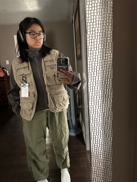 Gorpcore Vest Outfit, Tactical Vest Outfits Men, Tactical Vest Outfit, Tactical Vest Fashion, Airpods Max Outfit, Arcteryx Outfit, Outfit Earth Tones, Vest Outfits Men, Khaki Vest