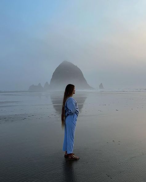 Oregon Aesthetic Outfits, Oregon Beach Outfit, Oregon Coast Photoshoot, Coast Pictures, Oregon Aesthetic, Oregon Pictures, Oregon Beach, Oregon Beaches, Ocean Girl