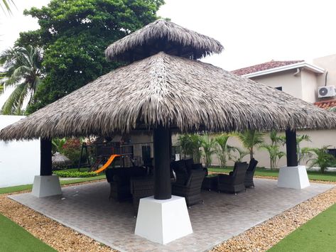 Playa Ideas, Thatch Roof, Metal Roof Houses, Bali Design, Water Bungalow, Gazebo Ideas, Hut House, Outdoor Restaurant Design, Thatched House