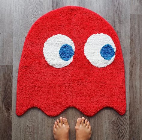 Red ghost from pacman shaped carpet Jelly Bath, Red Bathroom Rugs, Vibrant Bathroom, Rugs Cute, Cool Apartment, Funny Bath Mat, Funky Bedroom, Funny Housewarming Gift, Room Retro