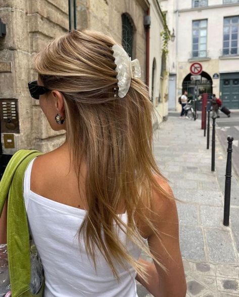 Good Day Aesthetic, Europe Hair, Kadeřnické Trendy, Vlasové Trendy, Clip Hairstyles, Mamma Mia, Hair Claws & Clips, Aesthetic Hair, Hairstyles Haircuts