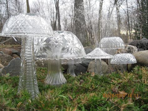 Dishfunctional Designs: Creative Things To Make With Old Crystal & Glassware USED Jardim Diy, Yard Sale Finds, Garden Mushrooms, Glass Garden Art, Glass Mushrooms, Unique Gardens, Glass Garden, Garden Crafts, Land Art