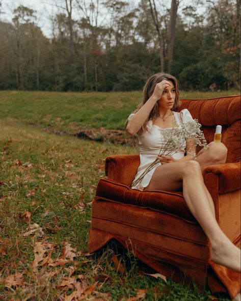 Pose Like A Model, Vintage Photo Shoot, Chair Photography, Photo Ideas Instagram, Themed Photography, Creative Poses, Spring Photoshoot, Chair Vintage, Flower Photoshoot