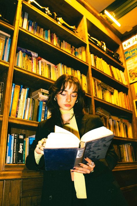 Self Portrait Poses With Book, Library Reference Photo, Vintage Aesthetic Portraits, Environmental Portraits Women, Bookstore Photo Shoot Ideas, Vintage Music Photography, Public Photoshoot Ideas, Apartment Portrait Photography, Student Portrait Photography