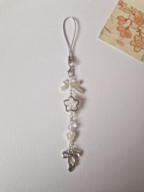 Simple Phone Charm Ideas, Beads Phone Charms, Phone Charm Ideas, Cute Phone Charms, Keychain Beads, White Coquette, White Keychain, Phone Keychain, Keychain Phone