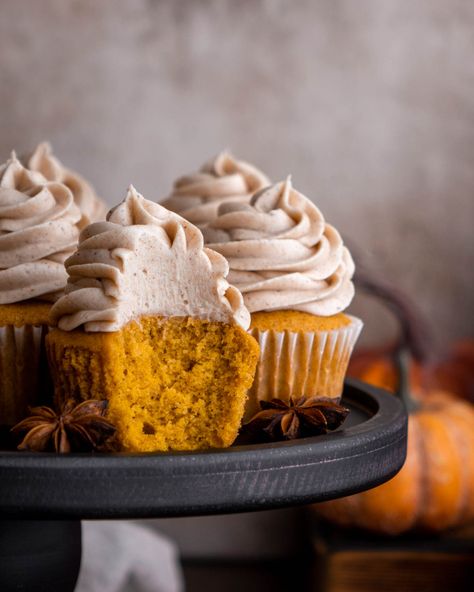 Chocolate Pumpkin Cupcakes, Pumpkin Cupcake Recipes, Pumpkin Gingerbread, Cinnamon Pumpkin, Pumpkin Bundt Cake, Pumpkin Ale, Pumpkin Cream Cheese, Cupcakes With Cream Cheese Frosting, The Recipe Critic