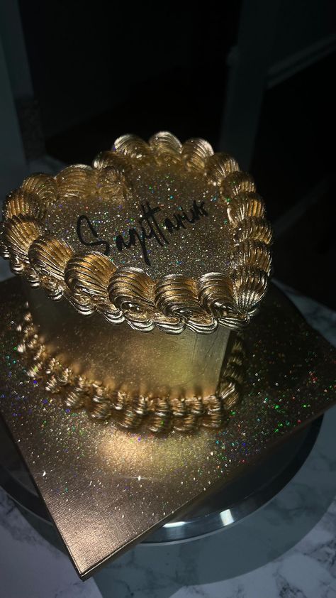 Gold and Sparkle🤩🤩. Gold chrome heart cake with gold edible glitter for an extra pizazz 🤩🤩. #goldcake #goldheart #heartcake #vintagecake… | Instagram Gold Sequin Cake, 35 Year Old Cake Ideas, Leo Dicaprio Birthday Cake, Birthday Cake For Golden Birthday, Shimmer Cake Design, 27 Th Birthday Cake, Golden Year Cake, 22st Birthday Cake, 25th Golden Birthday Ideas