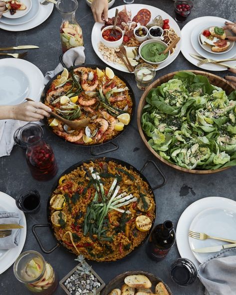 Winter Paella Party (Plus a Dinner Party Menu) - What's Gaby Cooking Dinner Party Buffet, Vegetarian Dinner Party, Birthday Dinner Menu, Spanish Dinner, Paella Party, Tapas Dinner, Winter Dinner Party, Dinner Menu Ideas, Dinner Party Ideas