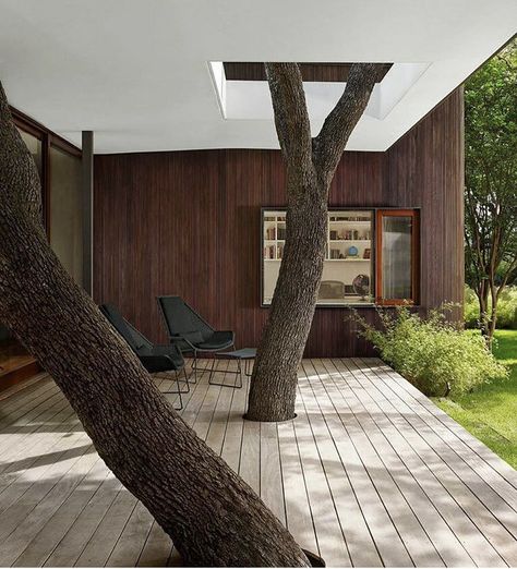 Photo 17 of 19 in 19 Unconventional Homes Built Around Trees from 15 Brilliant Designs That Work Around Nature - Dwell Modern Outdoor Spaces, Muar, Interior Minimalista, Outdoor Deck, Minimalist Interior, Minimalist Decor, Lake View, Minimalist Home, Landscape Architecture