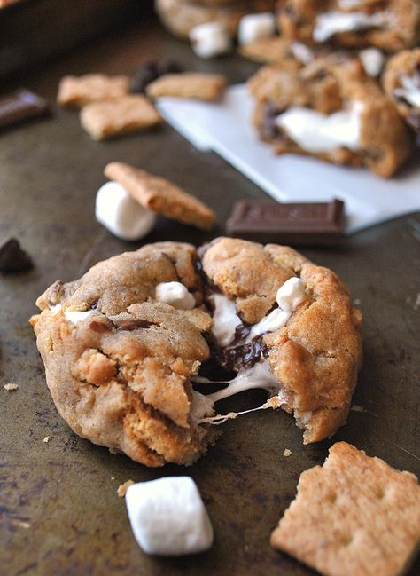 S'Mores Stuffed Cookies Recipe - A Cookie Named Desire.   I'm happy to say I had the pleasure of tasting these cookies, and they are delicious!  The blog post has great tips on how to help the marshmallow hold up during baking! School Cookies Recipe, Bbq Dessert, Biscuits Graham, Stuffed Cookies, Oreo Dessert, S'mores, Yummy Sweets, How Sweet Eats, Chocolate Chip Cookie