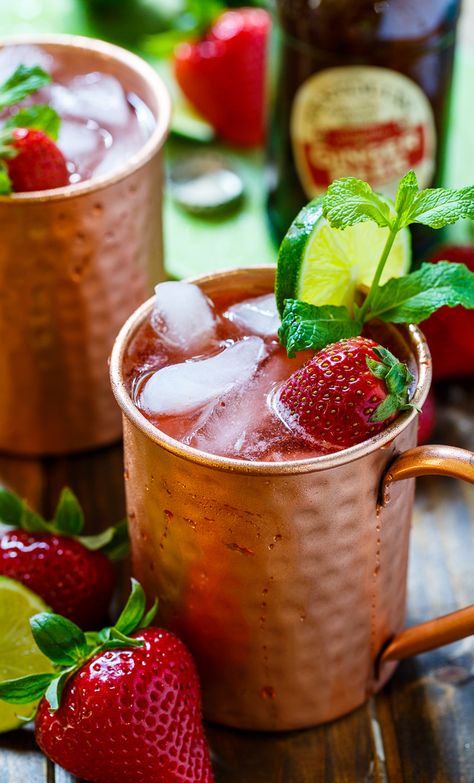 Strawberry Moscow Mules make a super refreshing summer cocktail. Made from ginger beer, vodka, lime juice, and fresh strawberries. Strawberry Moscow Mule, Moscow Mule Drink, Mule Drink, Moscow Mules, Moscow Mule Recipe, Strawberry Vodka, Mule Recipe, Refreshing Summer Cocktails, Refreshing Summer Drinks