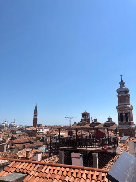 Venice Rooftop, Rooftop Gardens, Character And Setting, Rooftops, Interesting Stuff, Venice Italy, Medicine Cabinet, Short Film, Paris Skyline