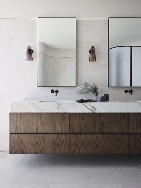 Bathroom | Hill House Bathroom by Luigi Rosselli Architects and Decus Interiors | Est Living Free Digital Design Magazine Decus Interiors, Australian Interior Design, Bad Inspiration, Interior Design Awards, Simple Interior, Hill House, House On A Hill, House Bathroom, Cheap Decor