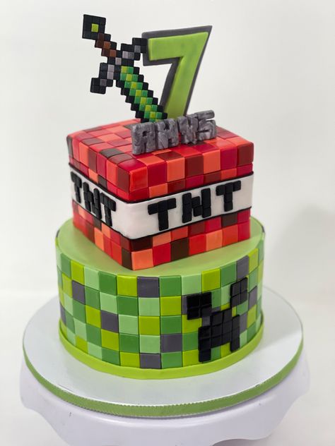 Minecraft Birthday Cake 2 Tier, Minecraft Tnt Cake Ideas, Two Tier Minecraft Cake, Minecraft Birthday Party Ideas Cake, Minecraft Tnt Birthday Cake, Minecraft Themed Cake, Minecraft Dessert Ideas, Minecraft Lego Party, Creeper Cake Minecraft