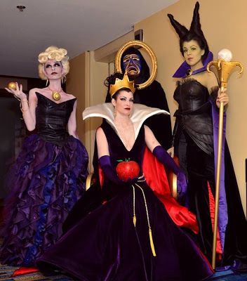 Disney villains- The Mirror !!! Women Disney Villains Costume, Superhero And Villian Costumes, Disney Villians Costume Group, Disney Villan Costume, Disney Villain Cosplay, Female Villain Costumes, Superhero And Villain Costumes, College Besties, Villain Ideas