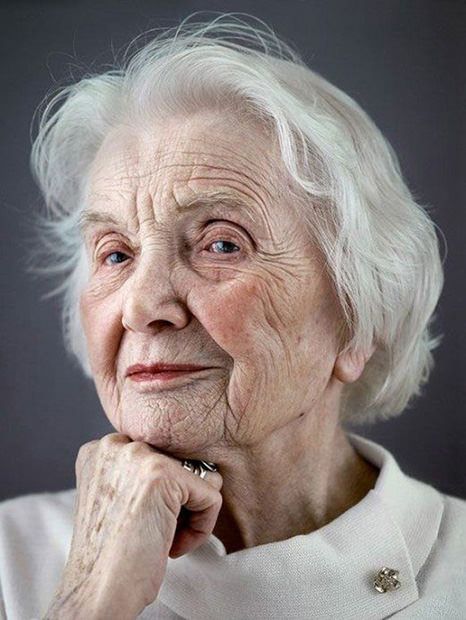 The Serenity of the Gracefully Aged   (from Happy at 100, a book of portraits of centenarians by German photographer Karsten Thormaehlen) Old Age Makeup, Lev Livet, 얼굴 드로잉, Foto Portrait, 얼굴 그리기, Old Faces, Ageless Beauty, Aging Beautifully, Old Age