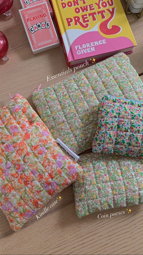 Sew Small Projects, Diy Sew Projects, Zipper Sewing Projects, Hand Sewn Makeup Bag, Interesting Sewing Projects, Easy Fun Sewing Projects, Simple Diy Sewing Projects, Trendy Things To Sew, Hand Sewn Projects For Beginners