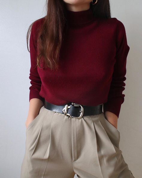 Mode Style Anglais, Maroon Outfit, Academia Outfits, Knitwear Outfit, Postal Code, Tan Pants, Stylish Work Outfits, Red Sweater, Mode Inspo