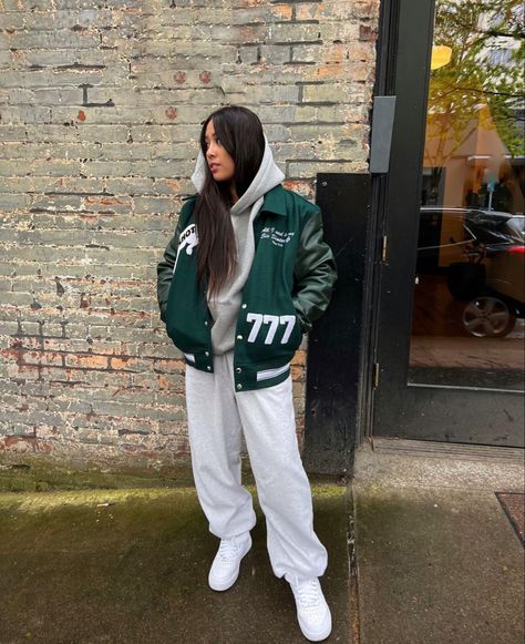 Winter Outfits Varsity Jacket, Outfits To Wear With Letterman Jacket, Varsity Jacket Winter Outfit, Letterman Jacket Outfit Winter, Outfits With Letterman Jackets, Varsity Jacket Outfit Women Street Style, Varsity Jacket Outfit Winter, Letterman Jacket Outfit, Gray Sweatpants Outfit